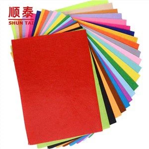 Farebná netkaná textília